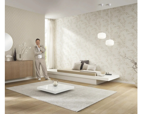 Lichte woonkamer met patroonbehang, lage bank, vloerkleed en decoratie