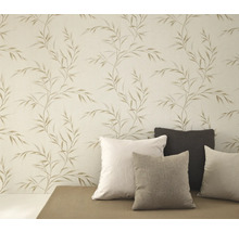 Behang met plantmotief en kussens op een bank