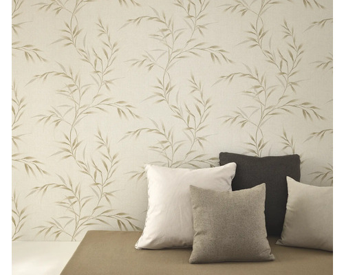 Behang met plantmotief en kussens op een bank