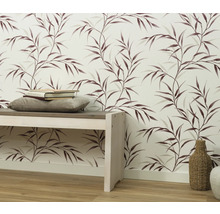 Decoratief interieur met behang, bank en accessoires voor een gezellig thuis.