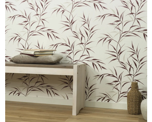 Decoratief interieur met behang, bank en accessoires voor een gezellig thuis.