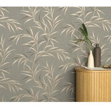 Behang met bamboebladpatroon op de muur