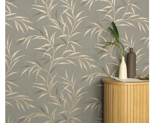 Behang met bamboebladpatroon op de muur