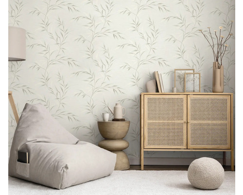 Lichte woonkamer met bladerbehang, zitzak, commode en bijzettafel