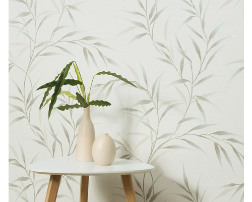 Decoratief behang met bladerpatroon, gecombineerd met een tafel en kamerplanten in vazen.