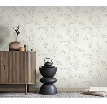 Kameroverzicht met een kast, decoratie en behang met bladerpatroon