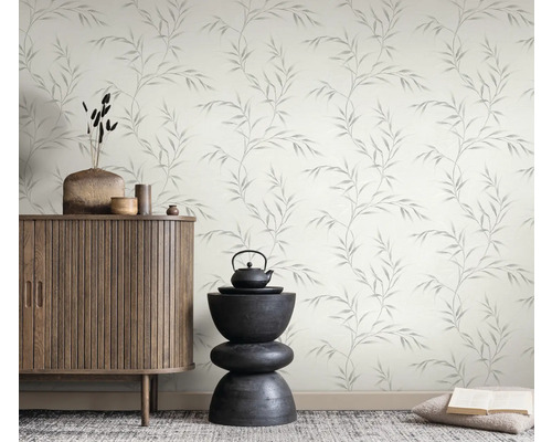 Kameroverzicht met een kast, decoratie en behang met bladerpatroon