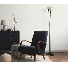 Woonkamerinterieur met fauteuil, staande lamp en dressoir