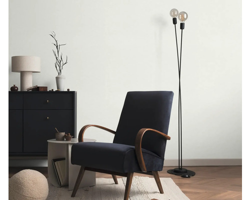Woonkamerinterieur met fauteuil, staande lamp en dressoir