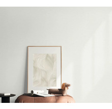 Decoratieve afbeelding met lijst, geplaatst op een kruk met accessoires