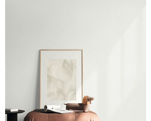 Decoratieve afbeelding met lijst, geplaatst op een kruk met accessoires