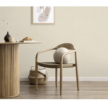 Lichte kamer met houten tafel, stoel, kussen en decoratie