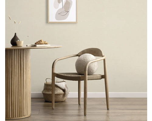 Lichte kamer met houten tafel, stoel, kussen en decoratie