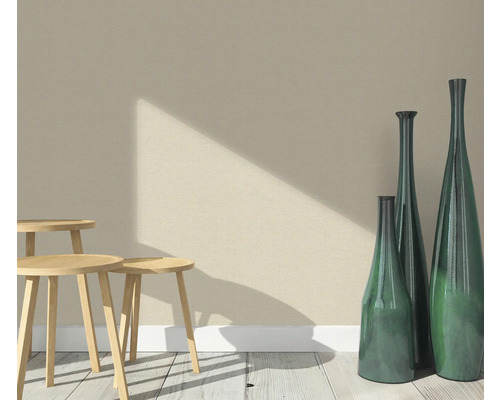 Scene met drie houten krukken en drie slanke decoratieve vazen op een houten vloer voor een muur