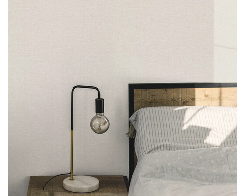 Slaapkamer met nachtkastlamp met zichtbare gloeilamp