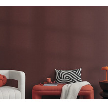 Woonkamer met zitbank, kussens en decoratie voor een muur