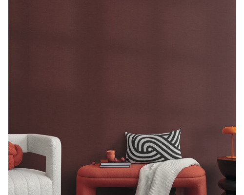 Woonkamer met zitbank, kussens en decoratie voor een muur