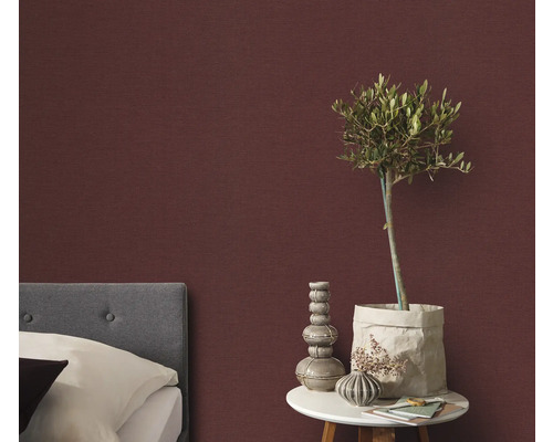 Slaapkamer met bed, nachtkastje en decoratief wandbehang voor een gezellige sfeer.