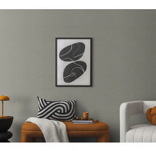 Woonkamer met abstracte afbeelding, kussen en zitbank