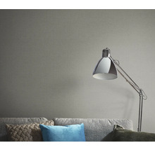 Woonkamer met grijs behang, bank en vloerlamp