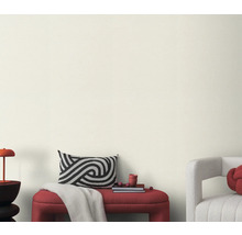 Woonkamer met bank, kussen en decoratie voor een lichte wand