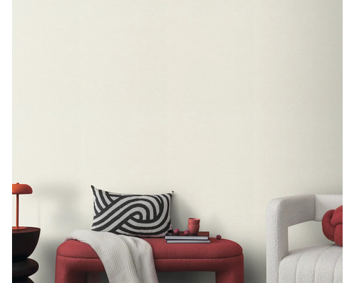 Woonkamer met bank, kussen en decoratie voor een lichte wand