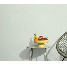 Lichte ruimte met tafel, fruitschaal en stoel