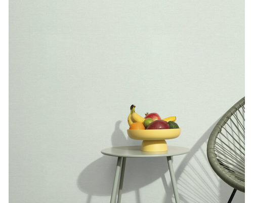 Lichte ruimte met tafel, fruitschaal en stoel