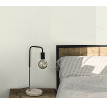 Slaapkamer scènes met een bedlamp op een houten tafel naast een bed