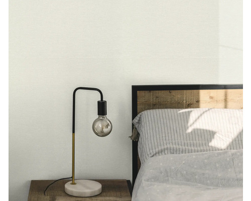 Slaapkamer scènes met een bedlamp op een houten tafel naast een bed