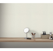 Decoratieve cosmetica-artikelen op een kaptafel voor een muur