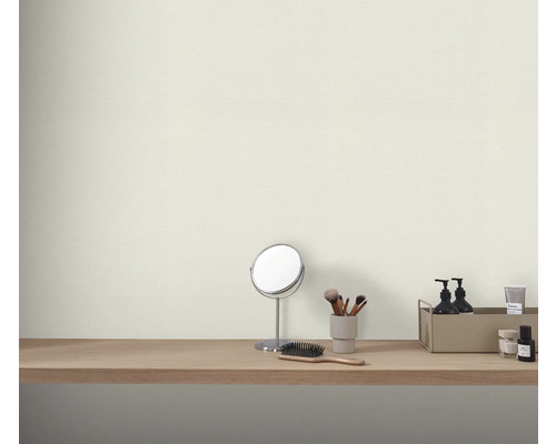 Decoratieve cosmetica-artikelen op een kaptafel voor een muur