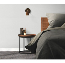 Slaapkamer met bed, nachtkastje, lamp en geurverspreider