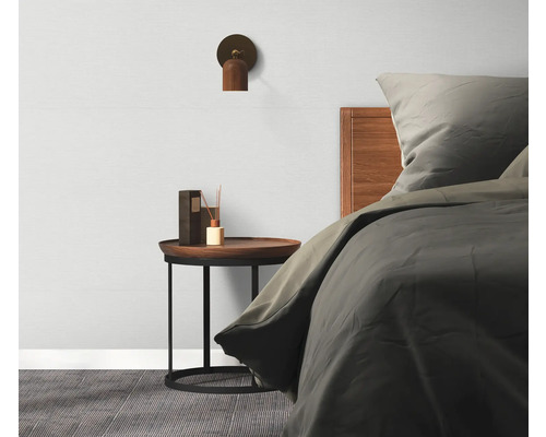 Slaapkamer met bed, nachtkastje, lamp en geurverspreider