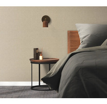 Slaapkamer met bed, nachtkastje, wandlamp en textielbehang