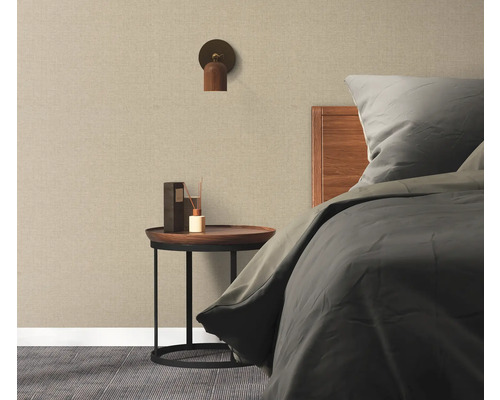 Slaapkamer met bed, nachtkastje, wandlamp en textielbehang