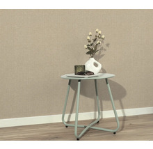 Scene met tafel, decoratie en beige vliesbehang op de achtergrond.