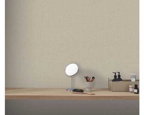 Decoratief behang in de slaapkamer boven een kaptafel