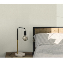 Slaapkamer met bedlamp en behang met motief