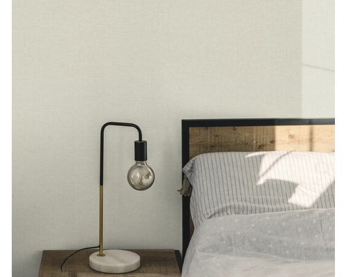 Slaapkamer met bedlamp en behang met motief