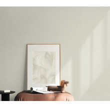 Decoratieve woonsfeer met patroonbehang, ingelijste foto en decoratief figuur