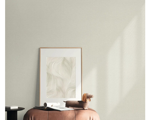 Decoratieve woonsfeer met patroonbehang, ingelijste foto en decoratief figuur