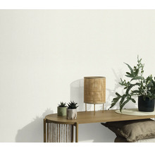 Decoratieve woonsfeer met tafel, lamp en planten