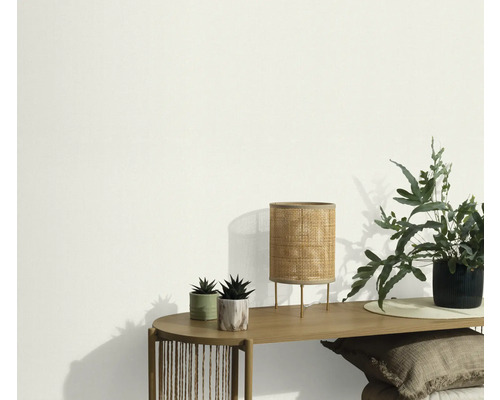 Decoratieve woonsfeer met tafel, lamp en planten