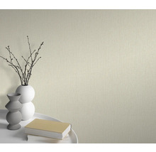 Close-up van een gestructureerd behang met vazen en boeken op een tafel