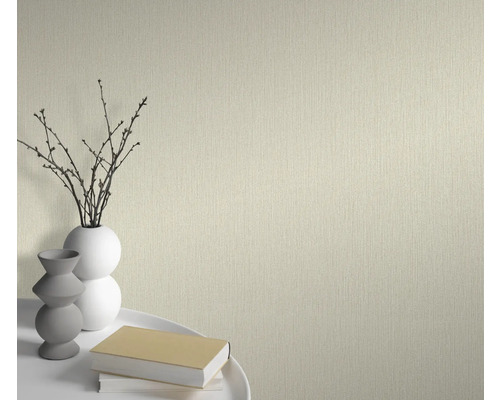 Close-up van een gestructureerd behang met vazen en boeken op een tafel