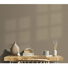 Close-up van een beige vinylbehang met een subtiele textuur die hout imiteert