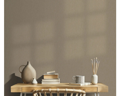 Close-up van een beige vinylbehang met een subtiele textuur die hout imiteert