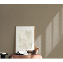 Gestructureerd behang in de woonkamer met decoratie