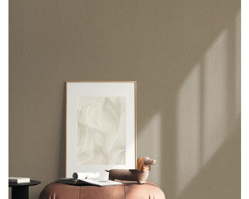 Gestructureerd behang in de woonkamer met decoratie